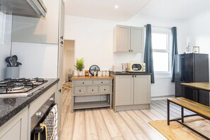 Private kitchen - Contractors 4 Bed | Wembley | Parking | 5 min Tube (Greater London)
