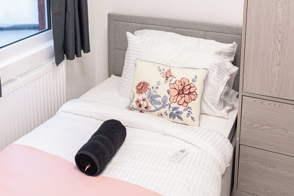 4 bedrooms, iron/ironing board, Internet, bed sheets