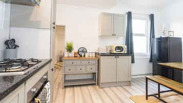 Coffee/tea maker, fridge, microwave, oven