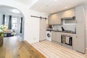 Private kitchen - Contractors 4 Bed | Wembley | Parking | 5 min Tube (Greater London)