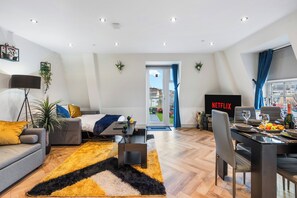 1 bedroom, iron/ironing board, Internet, bed sheets - Luxury 1 bed Apartment Central Brighton Garden Sleeps 6 (Brighton and Hove)