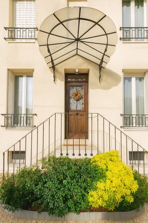 Exterior detail - Paris & Disneyland 20 minutes (Villemomble)