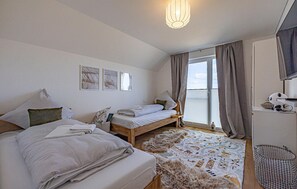 2 makuuhuonetta, silitysrauta/-lauta, vauvan matkasänky, ilmainen Wi-Fi