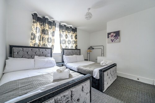 Cozy 2-Bed Stay | Hot Tub | Free Parking