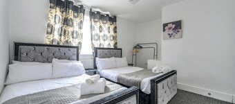 Cozy 2-Bed Stay | Hot Tub | Free Parking