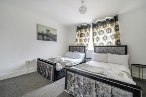 2 slaapkamers, een strijkplank/strijkijzer, wifi, beddengoed