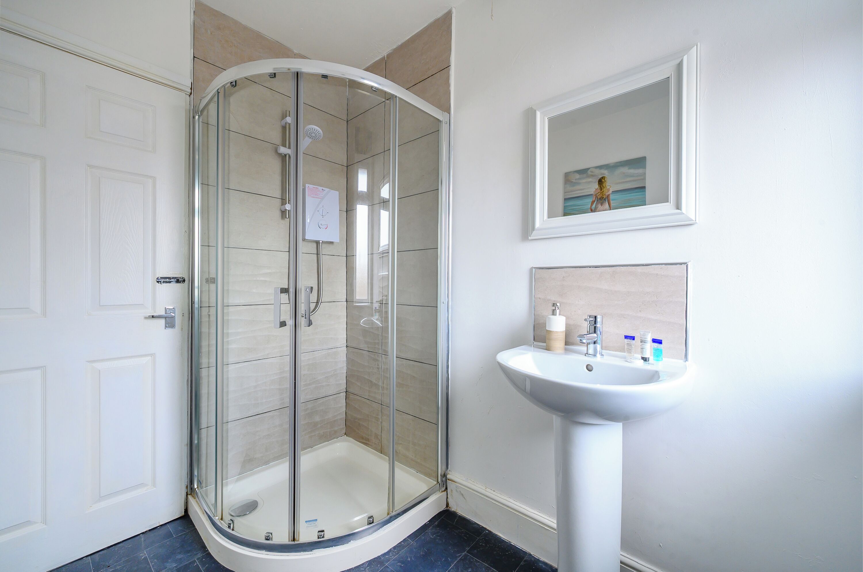 Ducha, secador de pelo, toallas y jabón