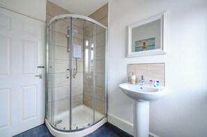 Een douche, een haardroger, handdoeken, zeep