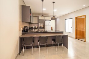 Fridge, microwave, oven, stovetop - Munich House in Maringá with Air Conditioning, Pool and Gourmet Area (Maringa)