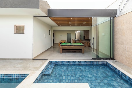 屋外プール. Munich House in Maringá with Air Conditioning, Pool and Gourmet Area