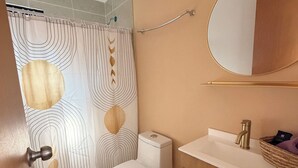 Un baño con inodoro, lavabo y espejo.