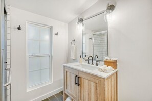 Hair dryer, towels - Texas Ranch Retreat | Fun Backyard + Firepit (Austin)