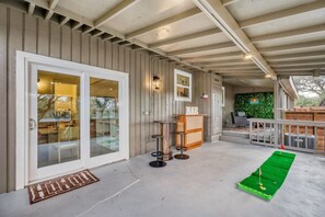 Property grounds - Texas Ranch Retreat | Fun Backyard + Firepit (Austin)