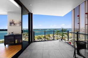 Interior - Broadwater & Ocean Views 2BR Apartment Southport (Southport)