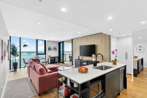 TV - Broadwater & Ocean Views 2BR Apartment Southport (Southport)