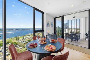 Dining - Broadwater & Ocean Views 2BR Apartment Southport (Southport)