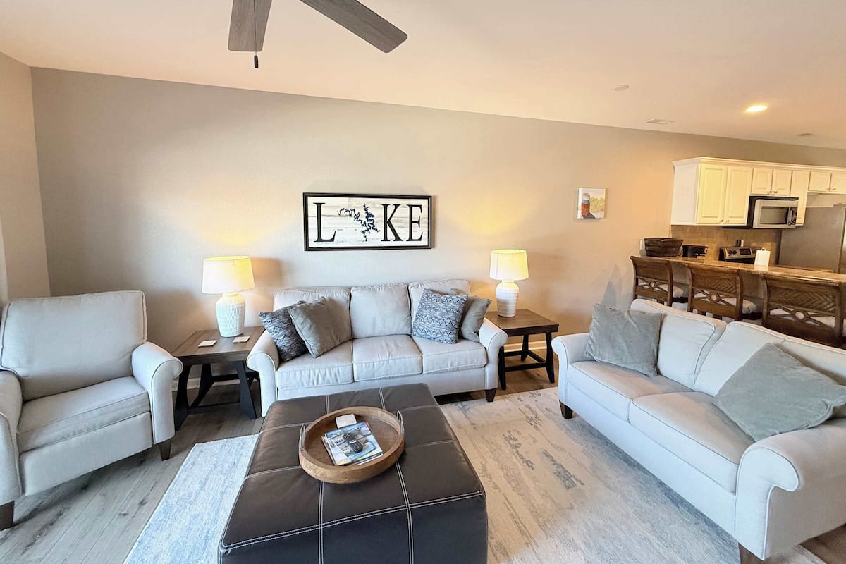 Lejlighed - flere senge - balkon (Lakeside Sunrise) | Opholdsområde