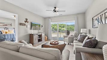 Condo, nhiều giường, ban công (Lakeside Sunrise) | Khu phòng khách