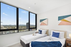 2 bedrooms, iron/ironing board, free WiFi, bed sheets - Ruby 30F Sunset Penthouse | Ocean & City Views (Surfers Paradise)