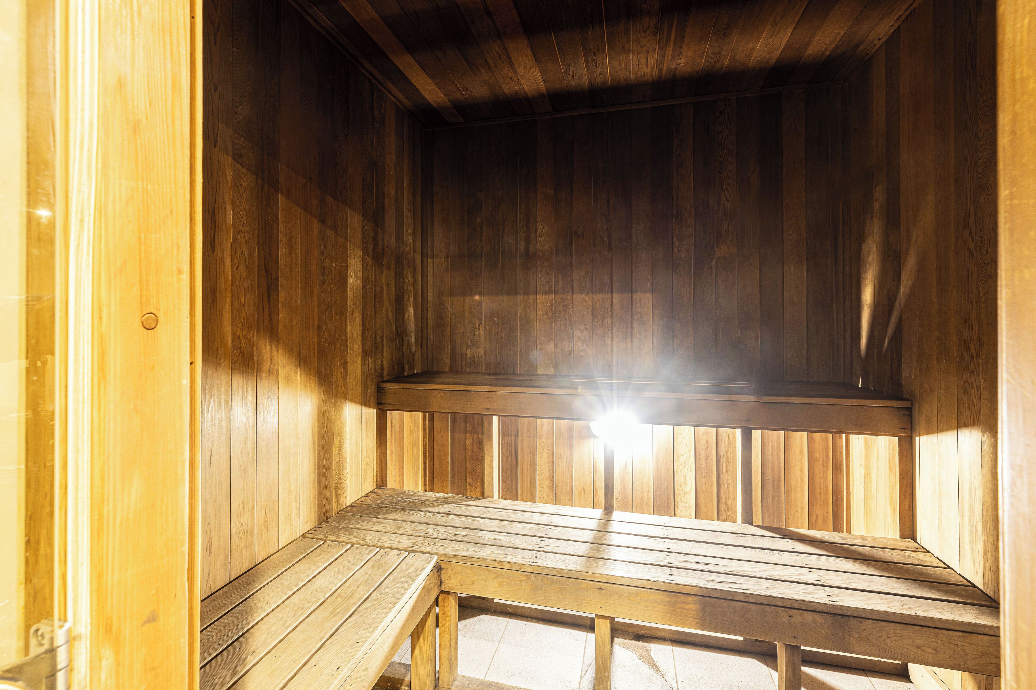 Uma sauna com paredes e bancos de madeira.