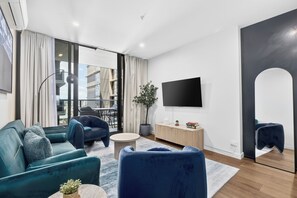 TV, books - Modern 2BR Fortitude Valley Apt + Balcony Views (Fortitude Valley)