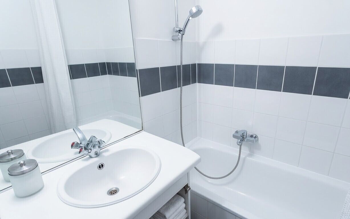 Een haardroger, handdoeken, zeep, shampoo