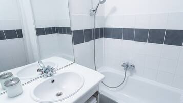 Een haardroger, handdoeken, zeep, shampoo