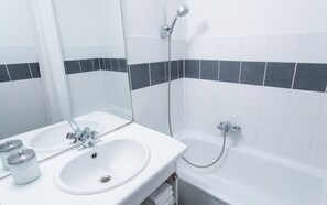 Haartrockner, Handtücher, Seife, Shampoo