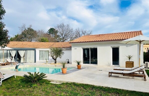 Unclassified image, 1 of 27, button