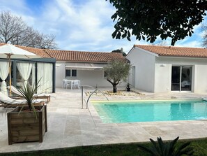 Unclassified image, 3 of 27, button