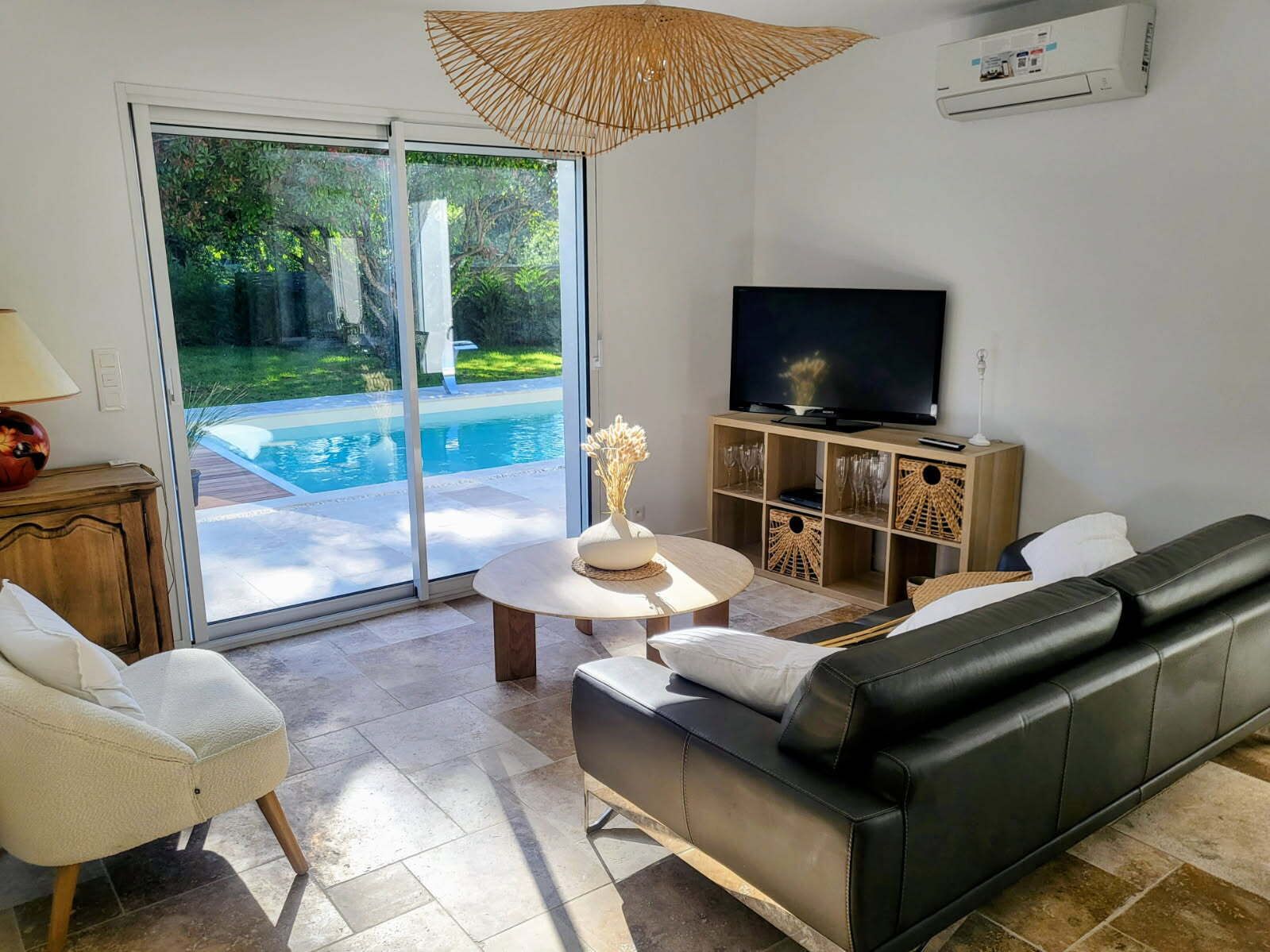 TV, lareira, DVD player, livros