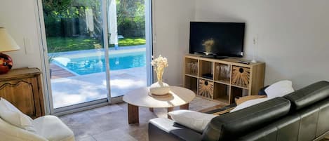 Fernseher, Kamin, DVD-Player, Bücher