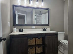 Shower, hair dryer, towels, soap - A Slice of Heaven with privacy right next to the World Cup ! (Wrentham)