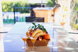 A table with a fruit basket and two martini glasses. - Can Torretes by Rentallorca (Alcúdia)