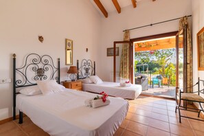 4 bedrooms, iron/ironing board, free WiFi, bed sheets - Can Torretes by Rentallorca (Alcúdia)