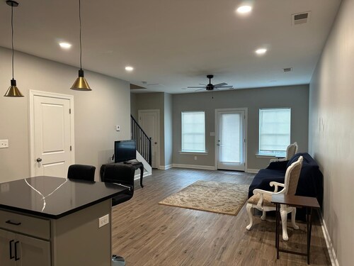 Fully Furnished 2 Bedroom 2.5 Bath Town home for Corporate Rental by Owner