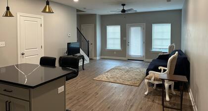 Fully Furnished 2 Bedroom 2.5 Bath Town home for Corporate Rental by Owner