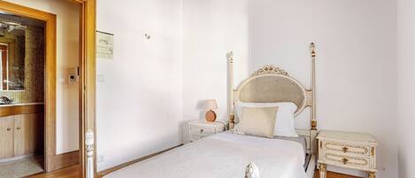6 bedrooms, iron/ironing board, WiFi, bed sheets