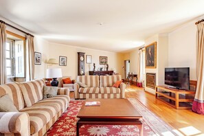 Unclassified image, 3 of 46, button - Vrbo Property (Perre)