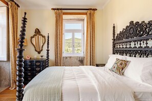 6 bedrooms, iron/ironing board, WiFi, bed sheets