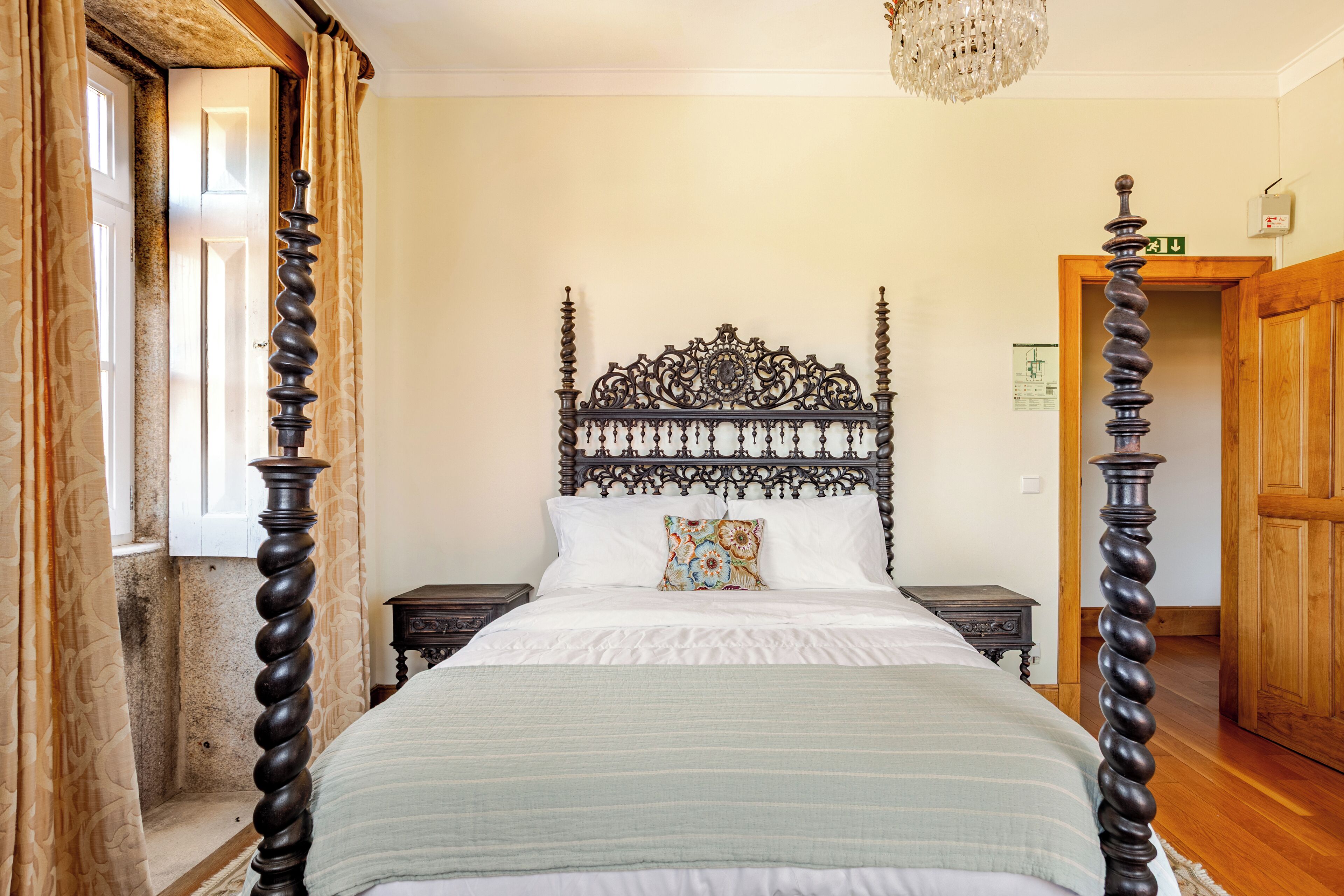 6 habitaciones, tabla de planchar con plancha, wifi y ropa de cama 