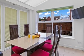 Dining - Spacious Comfortable 4B Home w en-suites (Great Sankey)