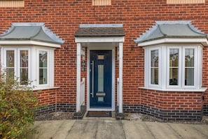 Exterior detail - Spacious Comfortable 4B Home w en-suites (Great Sankey)