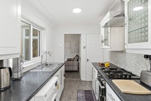 Fridge, microwave, oven, stovetop - The Crews Quarters Anfield - Sleeps 10 - Modern (Merseyside)