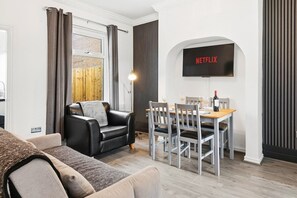 Interior - The Crews Quarters Anfield - Sleeps 10 - Modern (Merseyside)