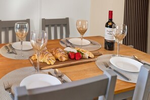 Dining - The Crews Quarters Anfield - Sleeps 10 - Modern (Merseyside)
