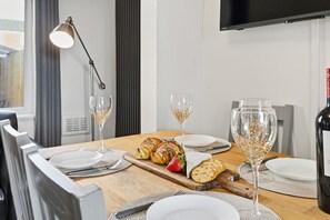 Dining - The Crews Quarters Anfield - Sleeps 10 - Modern (Merseyside)