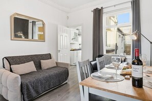 Dining - The Crews Quarters Anfield - Sleeps 10 - Modern (Merseyside)