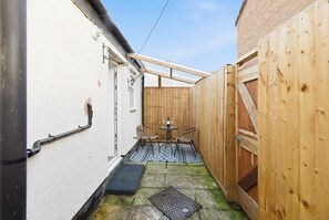 Terrace/patio - The Crews Quarters Anfield - Sleeps 10 - Modern (Merseyside)