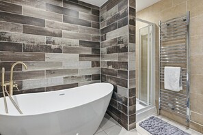 Bathroom - Luxury Liverpool Family Home with parking| Sleep 7 (Merseyside)